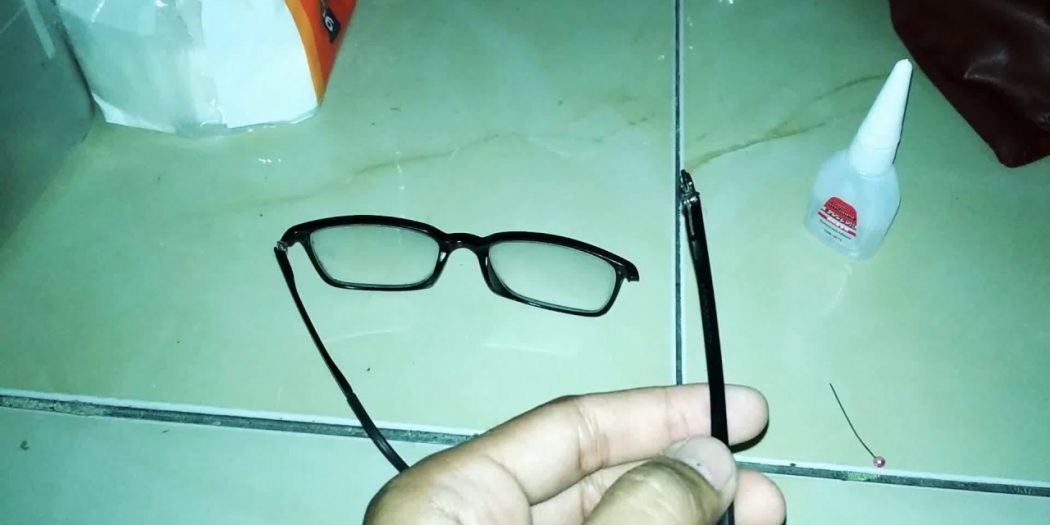 Cara Memperbaiki Gagang Kacamata yang Patah